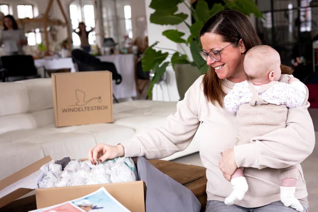 Mutter und Baby mit Windeltestbox