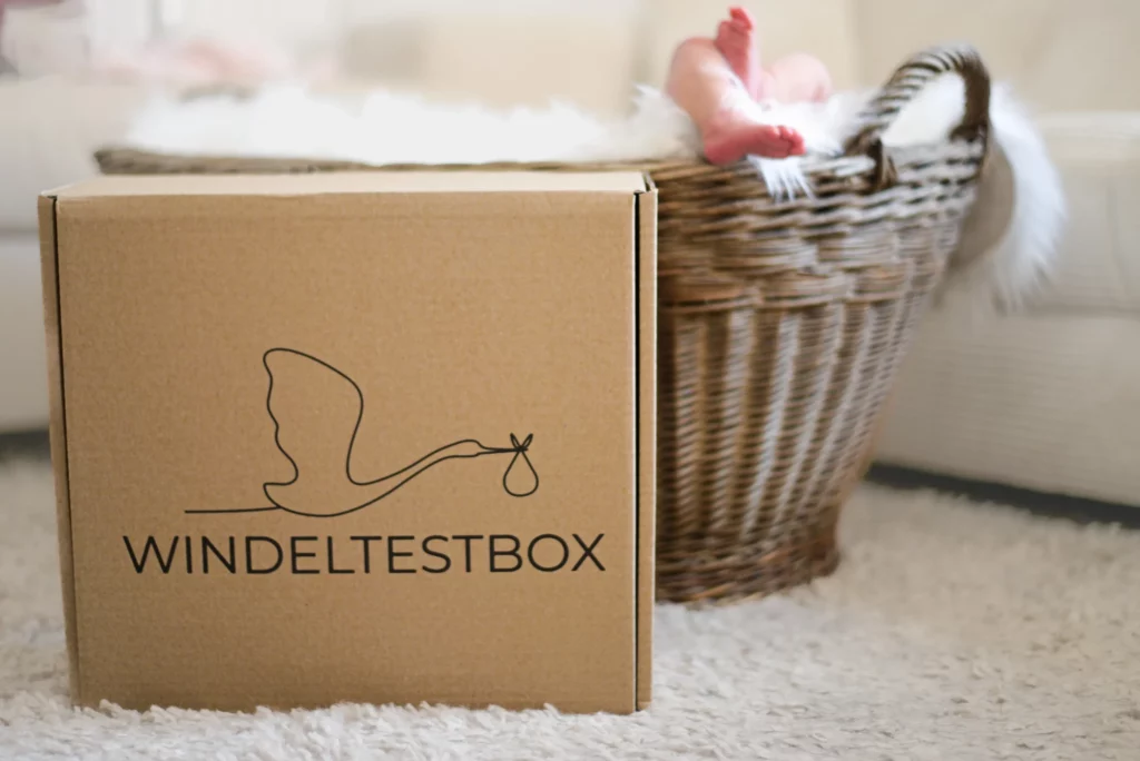 Windeltestbox neben einem Korb mit einem Neugeborenen