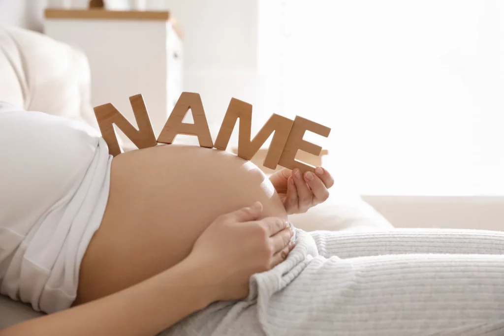 Bauch mit Holzbuchstaben „NAME“,