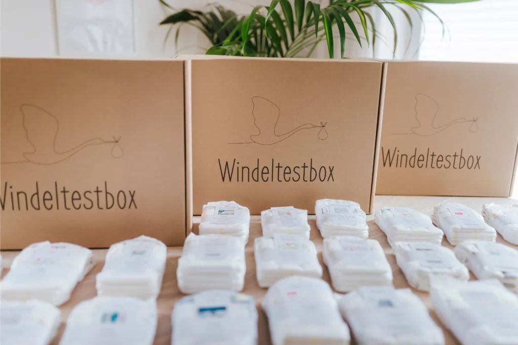 Windeltestboxen auf einem Tisch