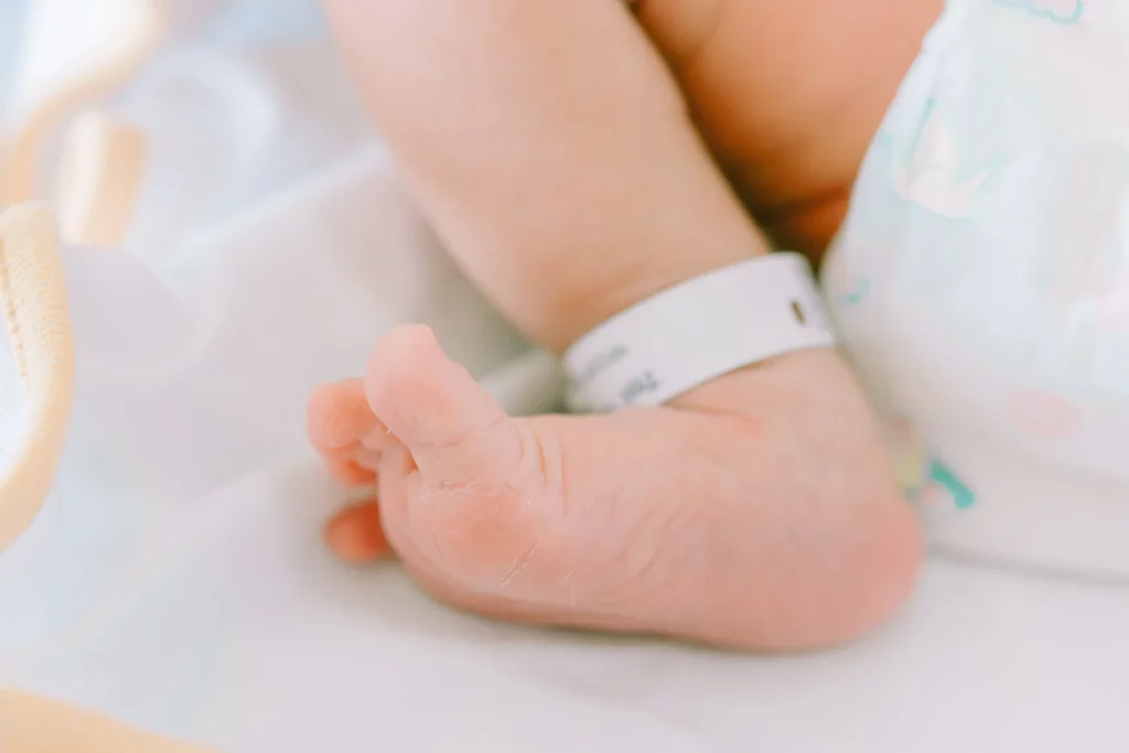 Baby-Fuß mit Krankenhaus-Namensband