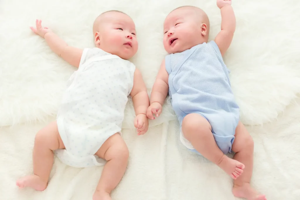 Zwei lächelnde Babys auf weißem Hintergrund
