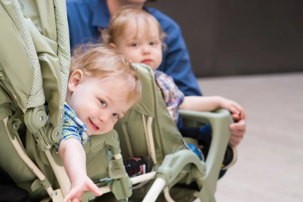 Zwei Kinder in einem Kinderwagen