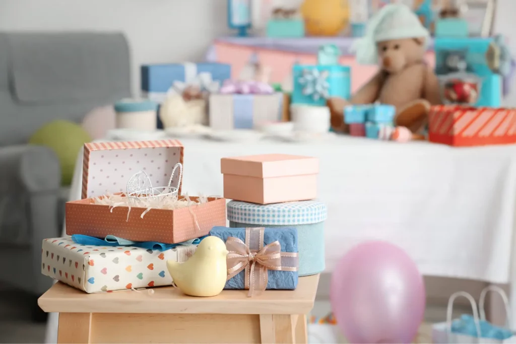 Geschenkverpackungen und Dekorationen für Feier einer Geburt oder Babyshower