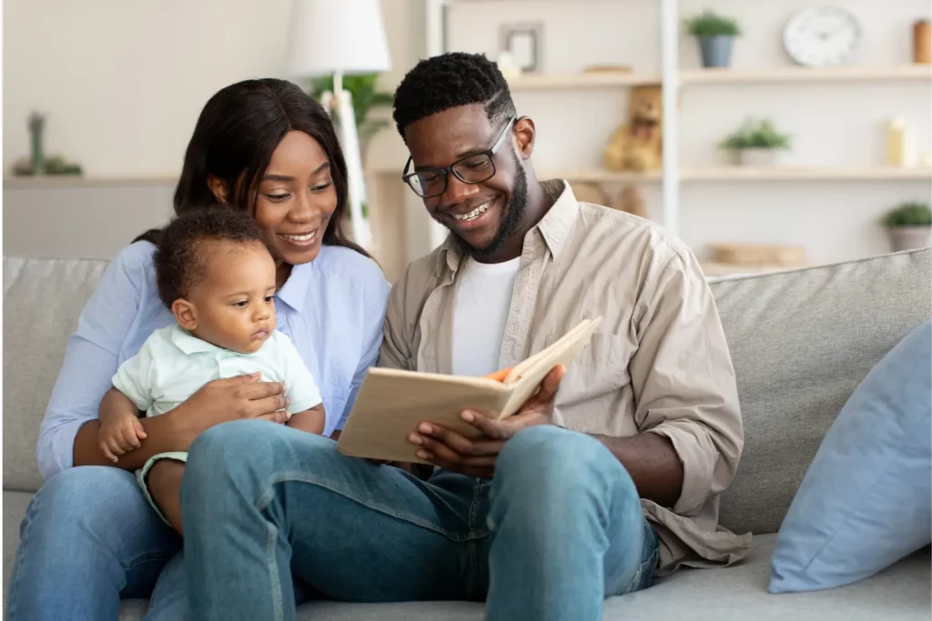 Eltern zeigen Baby ein Fotobuch